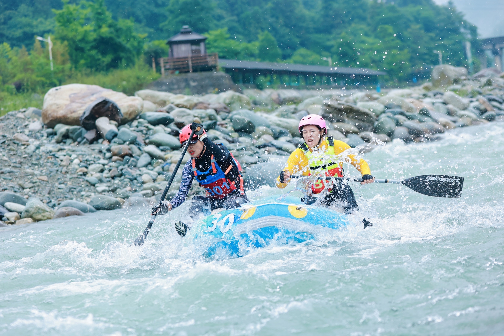 国际漂流赛，激流勇进彰显勇气与技巧的简单介绍