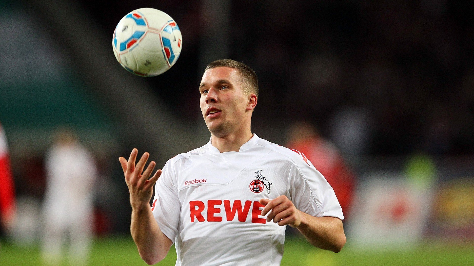 德甲足球文化持续繁荣，氛围浓厚增强归属感，德甲踢球风格