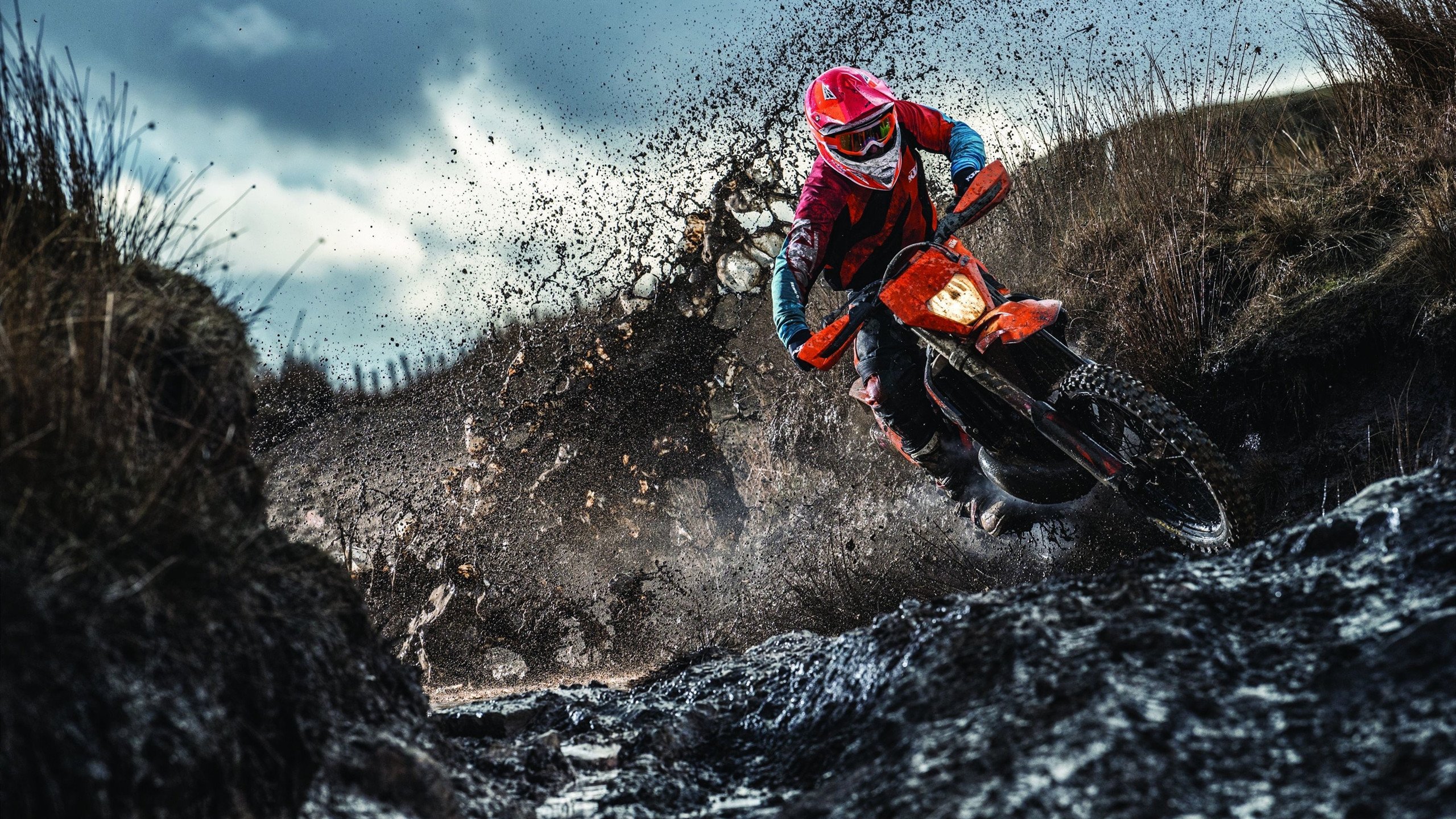 球场上的较量，胜负之间无法预测，足球比赛的胜负很大程度上取决于