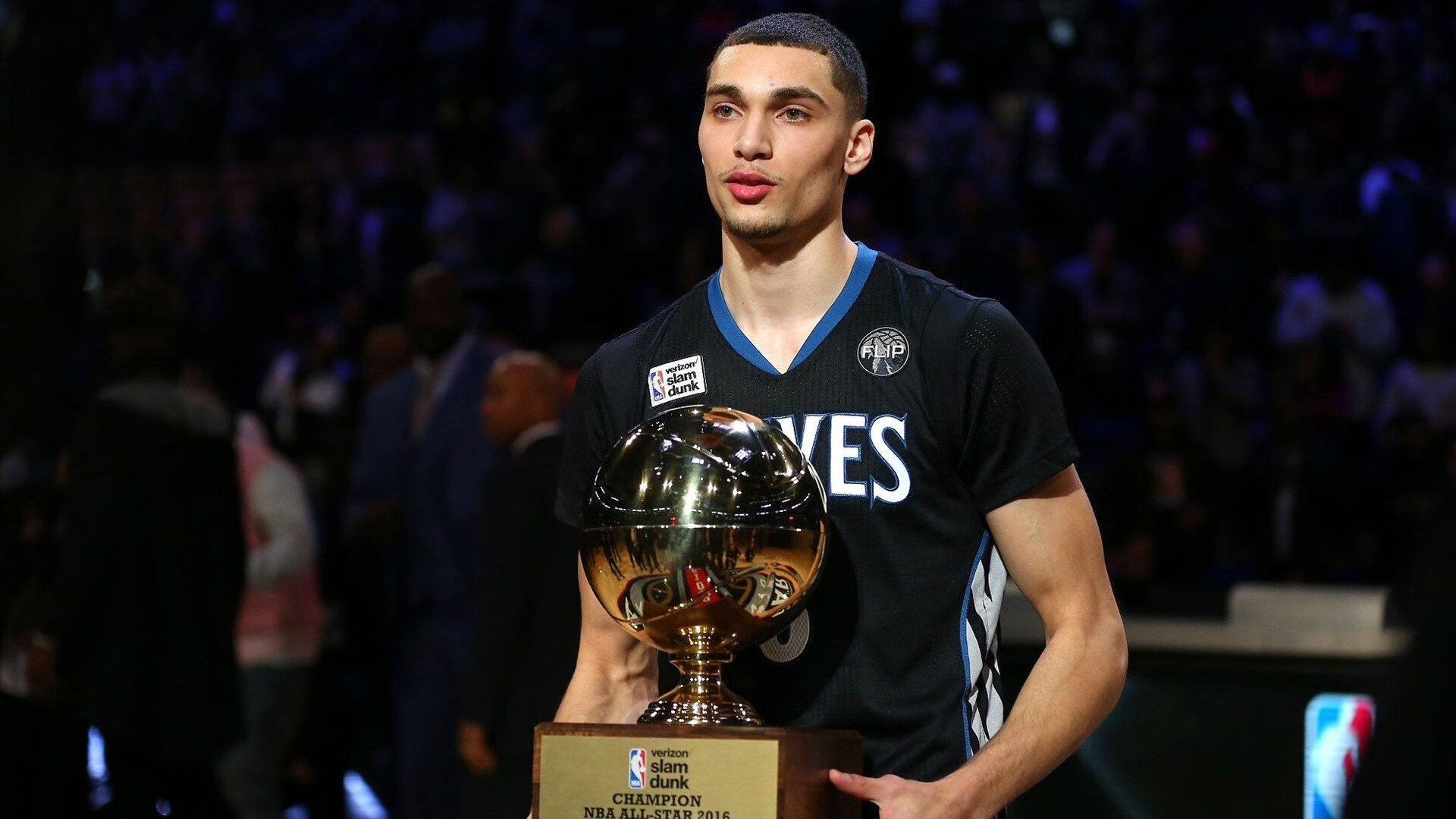 AYX体育官网-观众们将会看到足球比赛的何种精彩瞬间？，足球赛场上观众